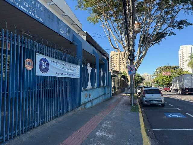 Motoristas ignoram sinaliza&ccedil;&atilde;o e cegos precisam embarcar no meio da rua