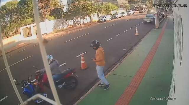 C&acirc;mera registra mais um furto de moto no Centro de Campo Grande