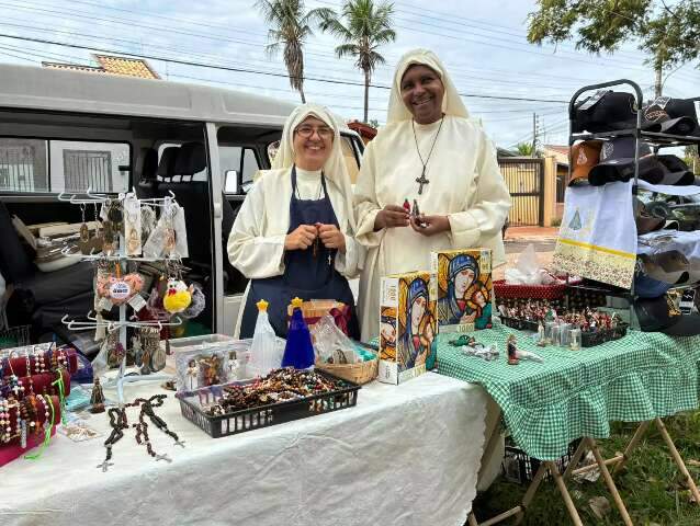 Freiras vendem artesanato de Kombi para realizar sonho do convento
