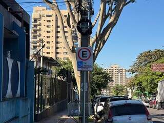 Motoristas ignoram sinalização e cegos precisam embarcar no meio da rua Motoristas ignoram sinalização e cegos precisam embarcar no meio da rua