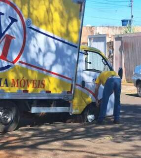 Buraco aberto h&aacute; seis meses prende caminh&atilde;o em cruzamento