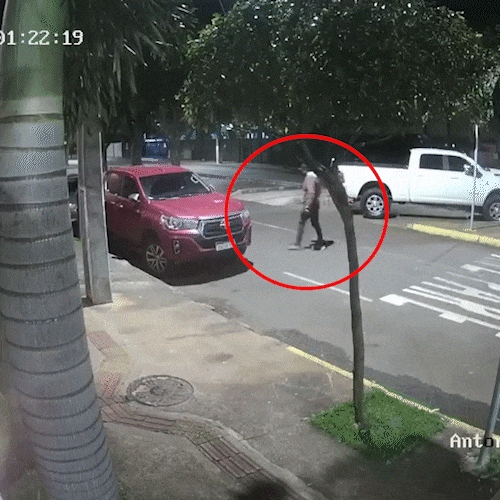 Arrastadores levam 3 Hilux e pagodeiro &eacute; preso acusado de apoiar crimes