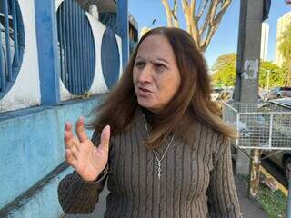 Motoristas ignoram sinalização e cegos precisam embarcar no meio da rua Motoristas ignoram sinalização e cegos precisam embarcar no meio da rua