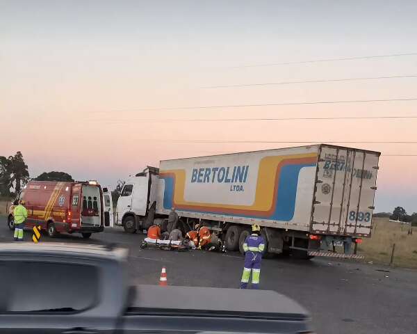Acidente entre moto e caminh&atilde;o deixa dois jovens gravemente feridos na rodovia