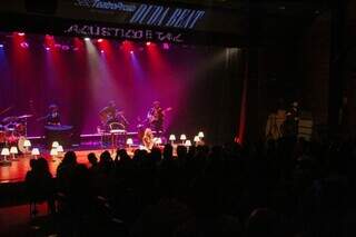 Duda Beat leva a sala de casa ao palco e dá aula de sofrência na Capital Duda Beat leva a sala de casa ao palco e dá aula de sofrência na Capital