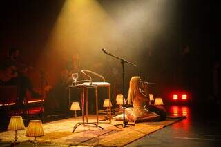 Duda Beat leva a sala de casa ao palco e dá aula de sofrência na Capital Duda Beat leva a sala de casa ao palco e dá aula de sofrência na Capital