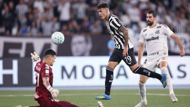 Brasileir&atilde;o retorna ap&oacute;s hiato da Copa com triunfos de Botafogo e Vit&oacute;ria