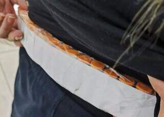 Mulher é flagrada com 151 frascos de remédios para emagrecimento presos ao corpo Mulher é flagrada com 151 frascos de remédios para emagrecimento presos ao corpo