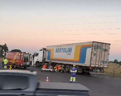 Acidente entre moto e caminh&atilde;o deixa dois jovens gravemente feridos na rodovia