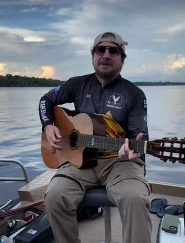 Viol&atilde;o de compositor que caiu de camionete &eacute; encontrado ap&oacute;s buscas na rodovia