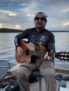 Violão de compositor que caiu de camionete é encontrado após buscas na rodovia Violão de compositor que caiu de camionete é encontrado após buscas na rodovia