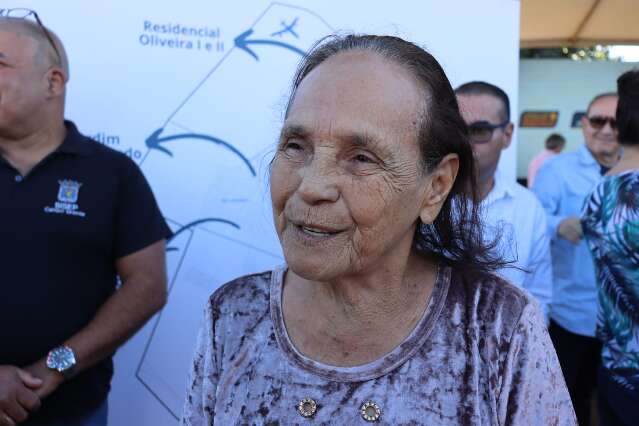 Moradora desde 1992 v&ecirc; nova promessa de asfalto chegar ao bairro ap&oacute;s 30 anos