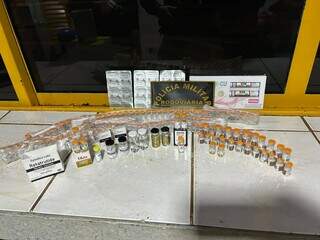 Mulher é flagrada com 151 frascos de remédios para emagrecimento presos ao corpo Mulher é flagrada com 151 frascos de remédios para emagrecimento presos ao corpo