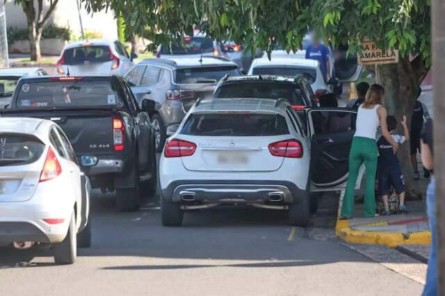 A educa&ccedil;&atilde;o ensinada em casa para em fila dupla na porta da escola