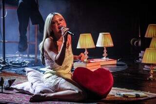 Duda Beat leva a sala de casa ao palco e dá aula de sofrência na Capital Duda Beat leva a sala de casa ao palco e dá aula de sofrência na Capital