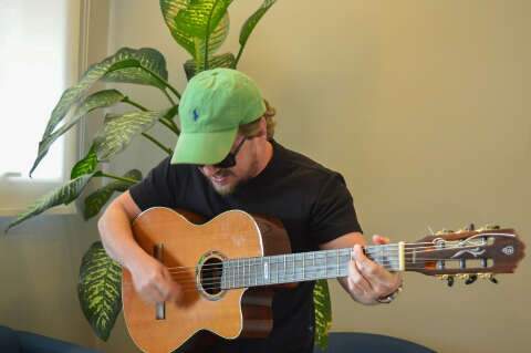 Ap&oacute;s como&ccedil;&atilde;o na internet, compositor reencontra viol&atilde;o que caiu na BR-163