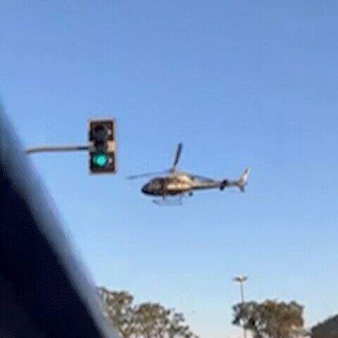 "Helicóptero da PM usa rotatória para pousar durante patrulhamento"