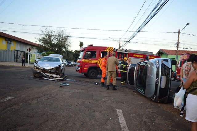 Motorista avan&ccedil;a 'Pare', bate em carro e provoca capotamento em cruzamento