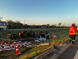 Motorista de 72 anos morre ap&oacute;s caminh&atilde;o com sal mineral capotar na rodovia