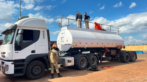PRF n&atilde;o encontra drogas em fundo falso de caminh&atilde;o-tanque em Sidrol&acirc;ndia