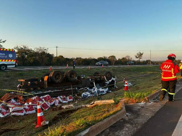 Motorista de 72 anos morre ap&oacute;s caminh&atilde;o com sal mineral capotar na rodovia