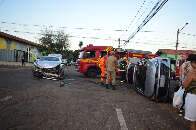 Motorista avan&ccedil;a 'Pare', bate em carro e provoca capotamento em cruzamento