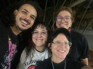 Depois do expediente, quatro amigos fazem da arte resistência Depois do expediente, quatro amigos fazem da arte resistência