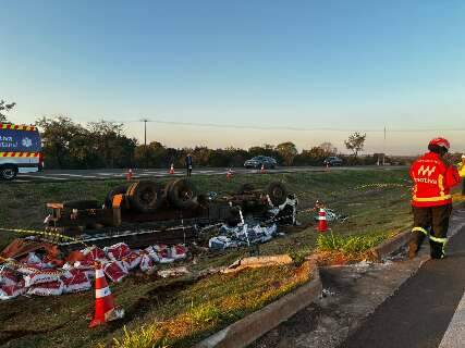 Motorista de 72 anos morre ap&oacute;s caminh&atilde;o com sal mineral capotar na rodovia