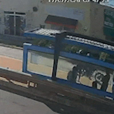 Dupla armada e de tornozeleira eletr&ocirc;nica rouba mulheres em ponto de &ocirc;nibus