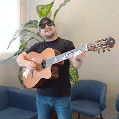 Ap&oacute;s como&ccedil;&atilde;o na internet, compositor volta a tocar com viol&atilde;o que caiu na BR-163