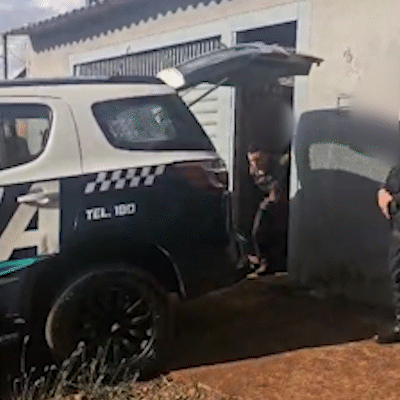 Ladr&atilde;o quebra telhas e se esconde at&eacute; em caixa-d'&aacute;gua antes de ser pego pela PM