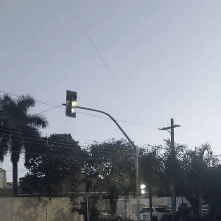 Sem&aacute;foro ainda &ldquo;torce para o Brasil&rdquo; e confunde motoristas na Rua Alagoas