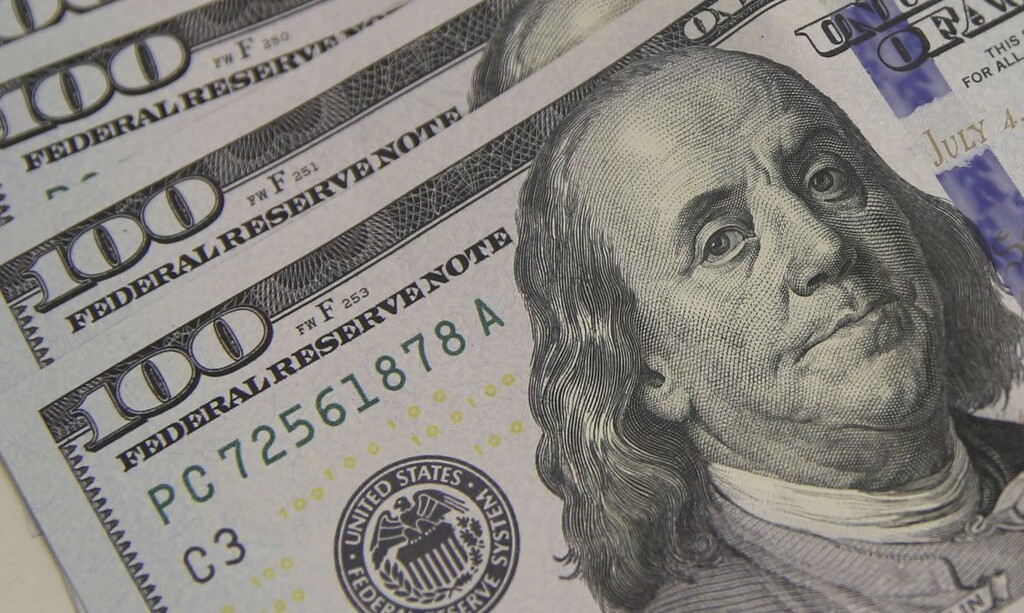 Dólar fecha semana quase estável, mas pregão de sexta tem alta e Ibovespa cai