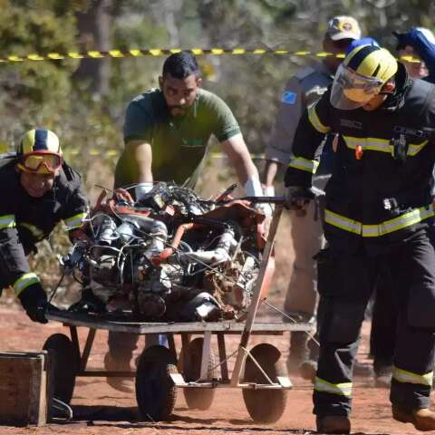 Polícia apura se avião decolou com vento de cauda antes de cair