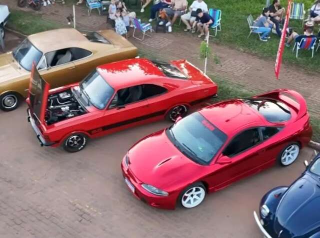 Encontro de carros antigos arrecada brinquedos para o Dia das Crian&ccedil;as