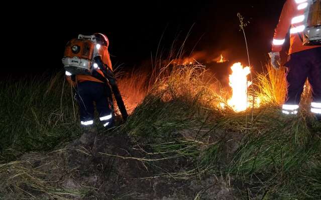 Inc&ecirc;ndio cruza fronteira entre Brasil e Bol&iacute;via e mobiliza combate no Pantanal
