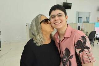 Avó viaja do Ceará a MS para cuidar do neto após mastectomia e apoiar transição Avó viaja do Ceará a MS para cuidar do neto após mastectomia e apoiar transição