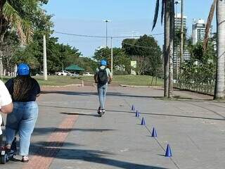 “Não é brinquedo”, alerta Agetran durante ação sobre uso de patinetes “Não é brinquedo”, alerta Agetran durante ação sobre uso de patinetes
