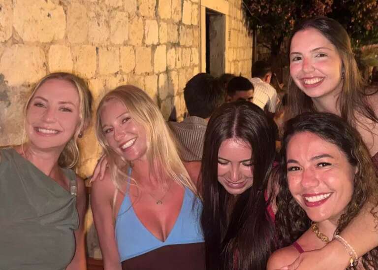 No aniversário de 35, Lari se diverte com 35 pessoas de países diferentes