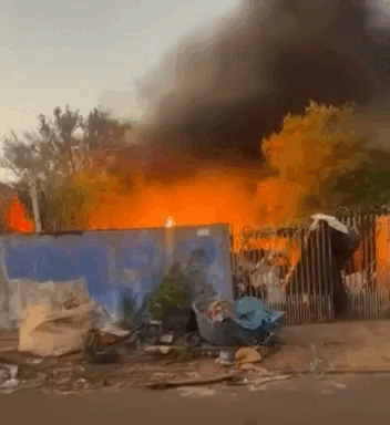 Inc&ecirc;ndio em dep&oacute;sito de reciclagem no Bairro Coronel Antonino