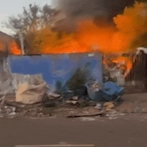 Fogo alto atinge casa tomada por materiais recicl&aacute;veis no Coronel Antonino