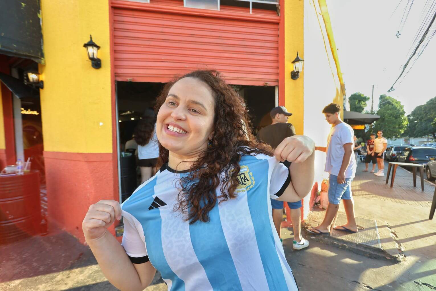 Torcedora Solitária da Argentina Veste Camisa em Meio à Multidão Brasileira