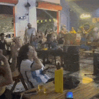Festa "do contra" toma bar da 14 e frustra única torcedora argentina