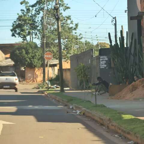 Jovem foi assassinado em frente de igreja; moradores relatam rotina de medo