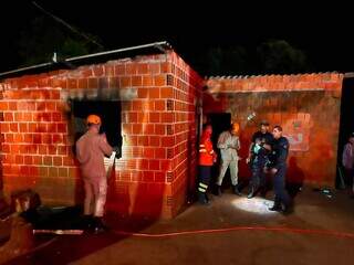 Policiais salvam casal e 2 crianças de residência em chamas na fronteira Policiais salvam casal e 2 crianças de residência em chamas na fronteira