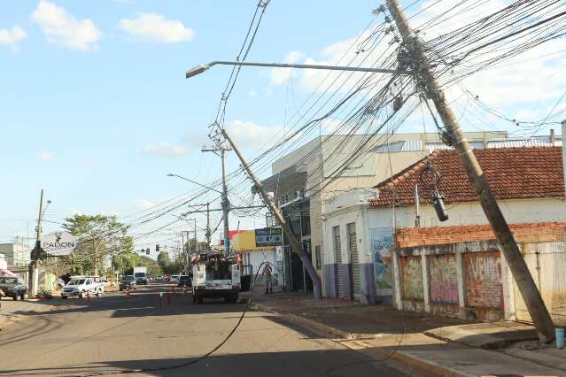 Caminh&atilde;o entorta postes e interdita quase 300 metros da Avenida das Bandeiras