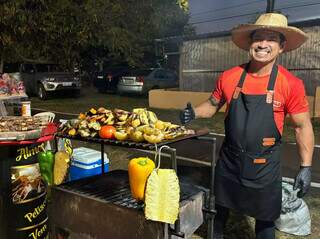 Com jiló e quiabo na brasa, feirante viu seu churrasquinho bombar Com jiló e quiabo na brasa, feirante viu seu churrasquinho bombar
