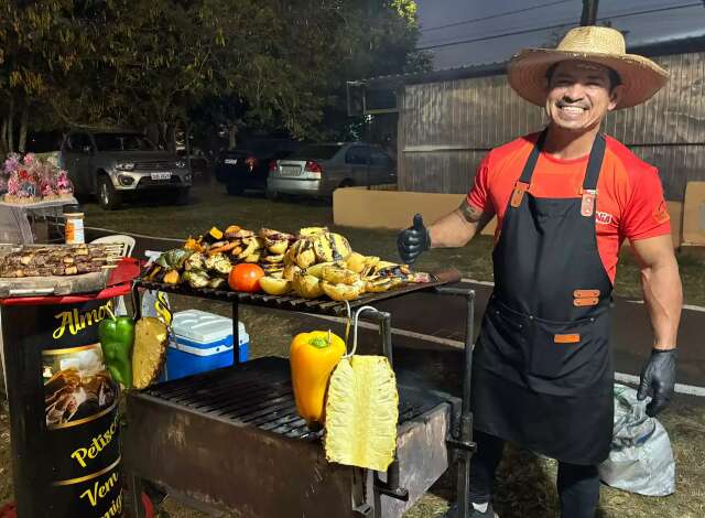 Com jil&oacute; e quiabo na brasa, feirante viu seu churrasquinho bombar