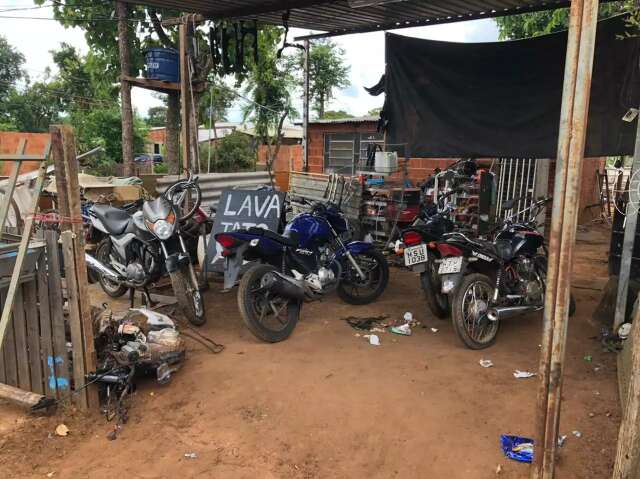 Conserto não compensa e donos abandonam motos que a polícia recuperou