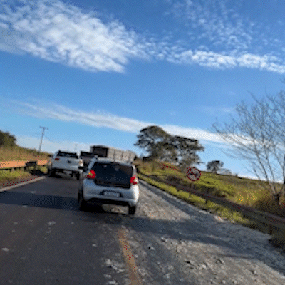 Sebo espalhado na pista interdita parcialmente trecho da MS-395